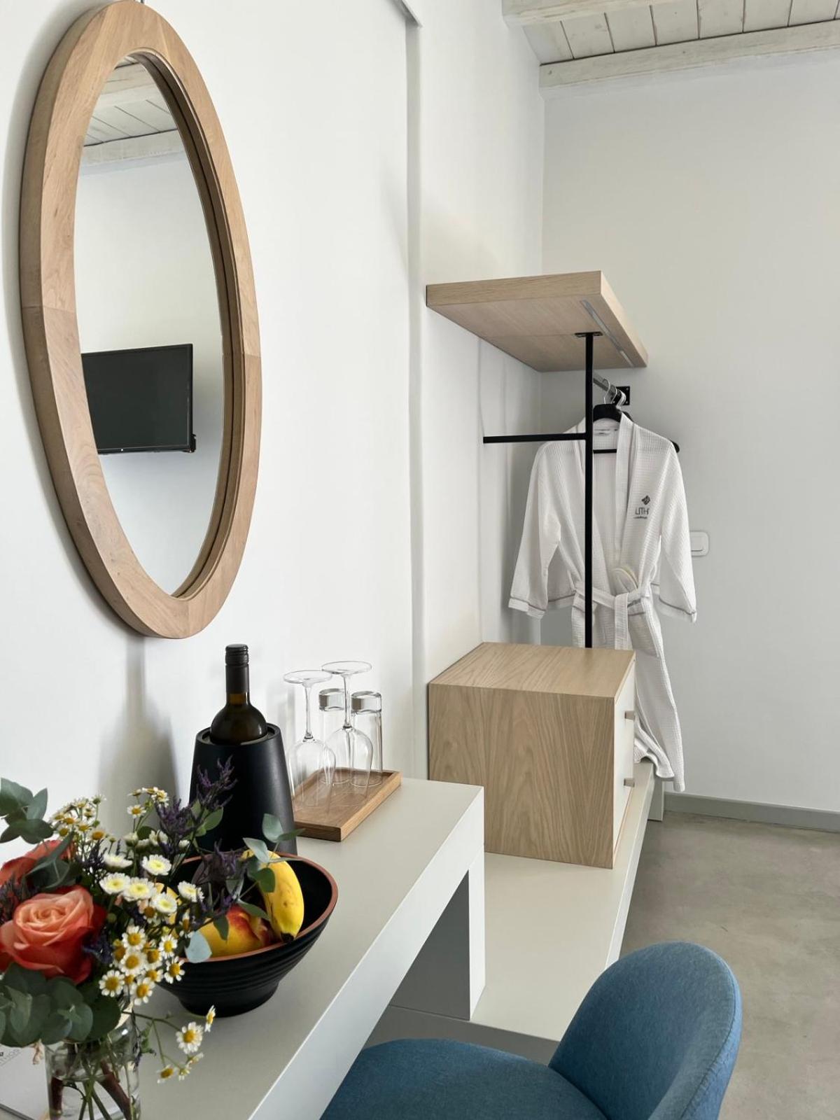 Lithos Luxury Suites Tínos Extérieur photo